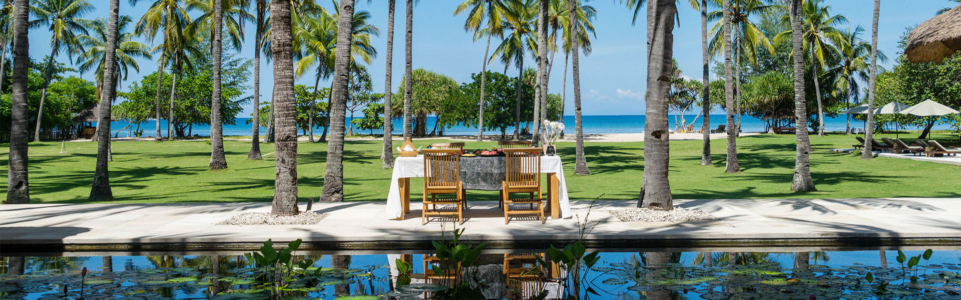 Sira Beach House - Breakfast by the pool