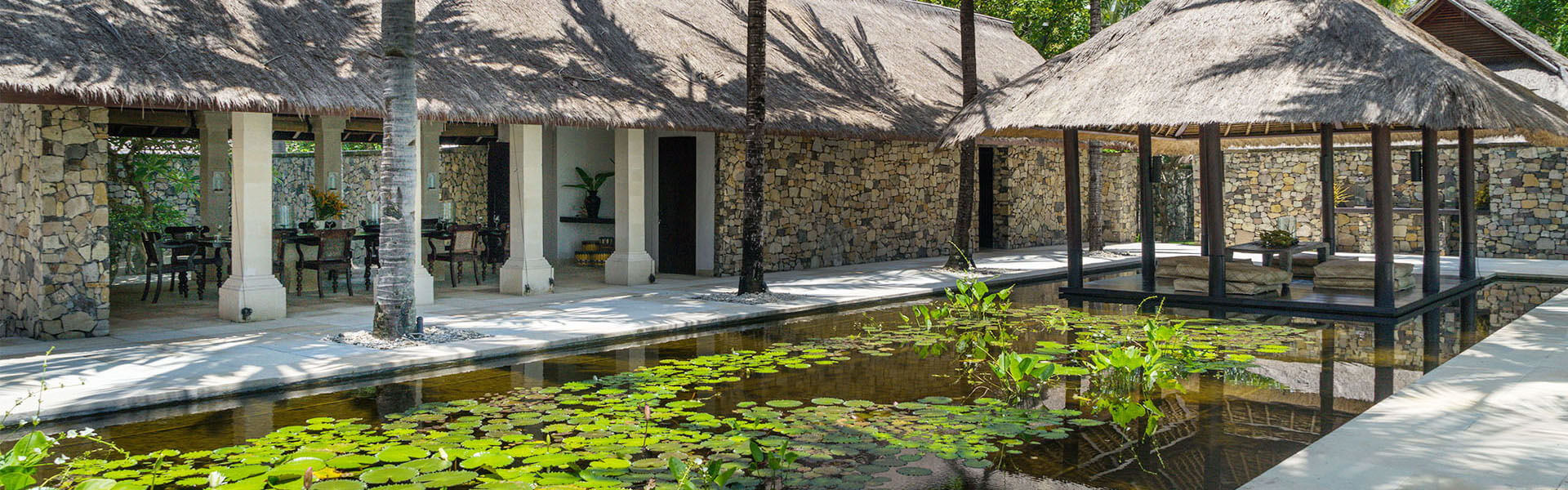 Sira Beach House - Lush tropical setting