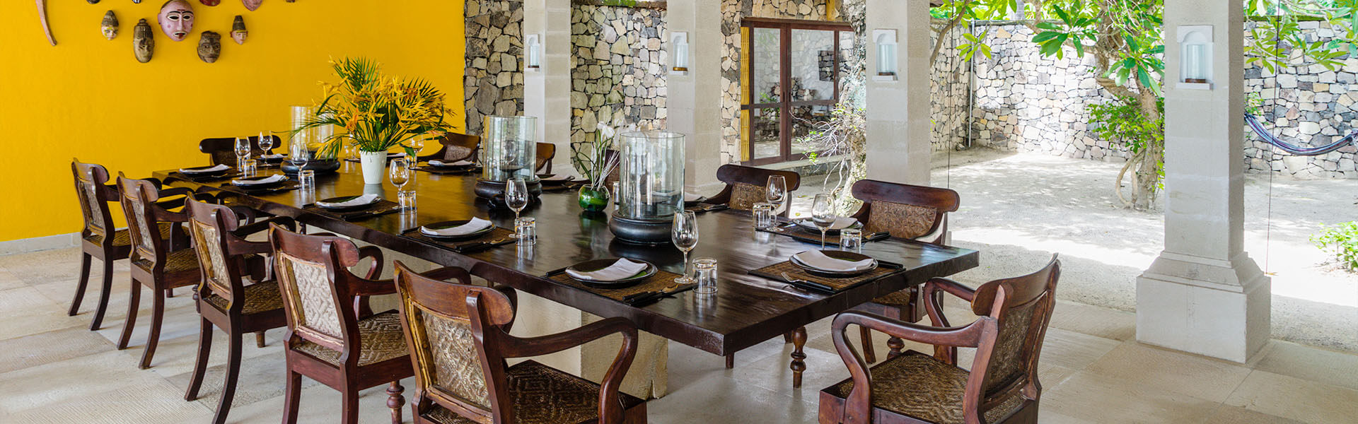 Sira Beach House - Open air dining